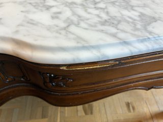 Mesa de centro de madera tallada y mármol