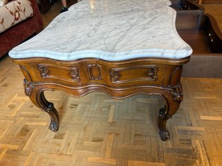 Mesa de centro de madera tallada y mármol