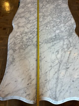 Mesa de centro de madera tallada y mármol