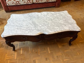 Mesa de centro de madera tallada y mármol