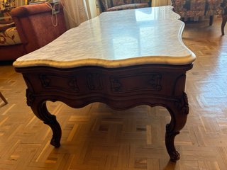 Mesa de centro de madera tallada y mármol