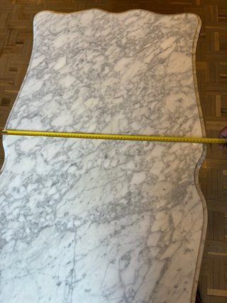 Mesa de centro de madera tallada y mármol