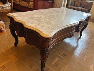 Mesa de centro de madera tallada y mármol