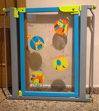 Barrera de seguridad infantil con animales