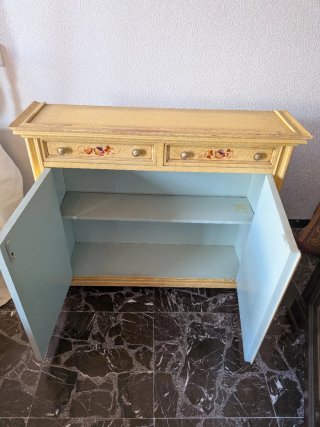Taquillón antiguo de madera pintado