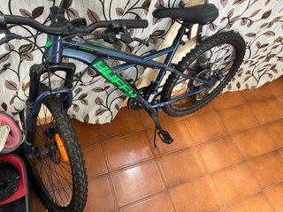 Bicicleta de montaña azul