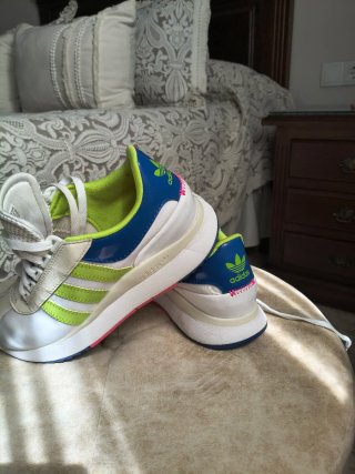 Zapatillas deportivas Adidas verdes y blancas