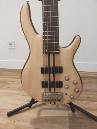 Bajo Eléctrico Cort Artisan A5 Plus de 5 cuerdas