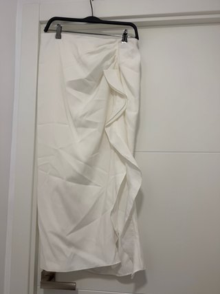 Falda midi blanca con volantes