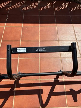 Barra de dominadas sin tornillos Decathlon