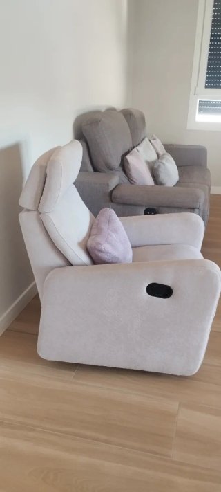 Conjunto relax de sofá tres plazas y sillón.