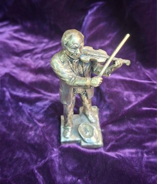 Figura violinista vintage metálica
