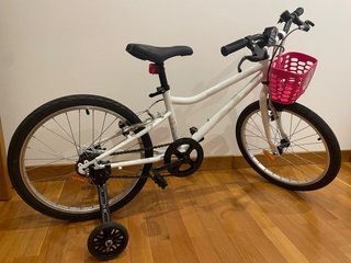 Bicicleta infantil blanca con ruedines