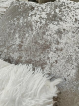 5 Cojines Terciopelo Gris y Pelo Blanco