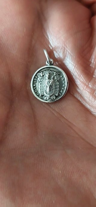 Medalla Vintage Virgen de los Ángeles. En plata.