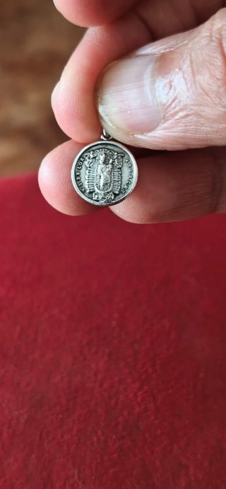 Medalla Vintage Virgen de los Ángeles. En plata.
