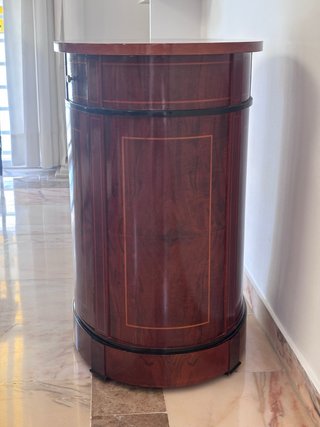 Mueble de madera maciza con cajones y puerta