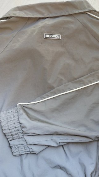 Chaqueta cortavientos reflectante bershka