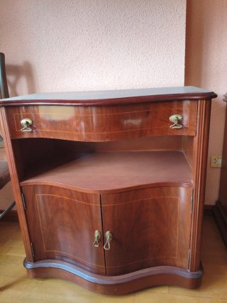 Cómoda de madera con cajón y puertas