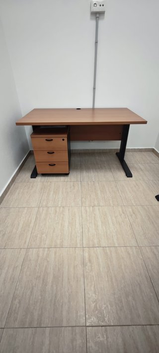 Mobiliario de oficina: mesa redonda y escritorio