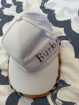 Gorra Burberry Blanca y Beige