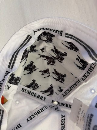 Gorra Burberry Blanca y Beige