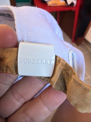 Gorra Burberry Blanca y Beige