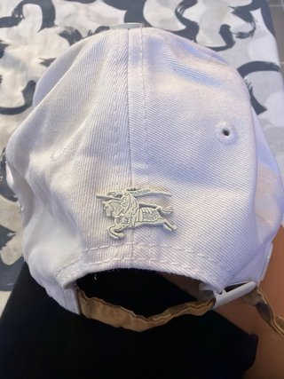 Gorra Burberry Blanca y Beige