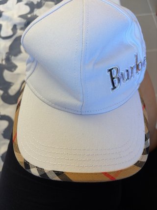 Gorra Burberry Blanca y Beige