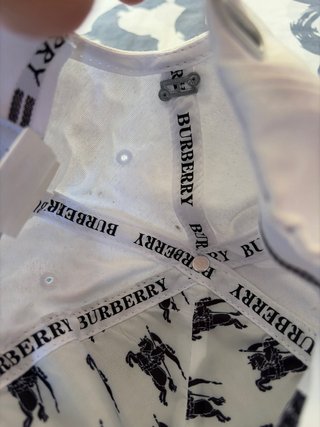 Gorra Burberry Blanca y Beige