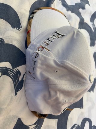 Gorra Burberry Blanca y Beige