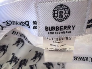 Gorra Burberry Blanca y Beige