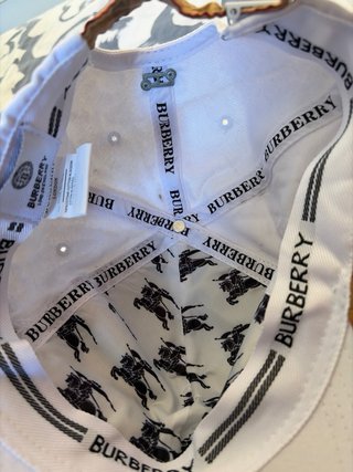 Gorra Burberry Blanca y Beige