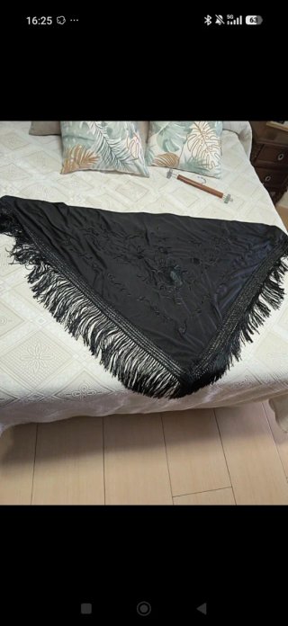 Manton Flamenco Negro con Flecos