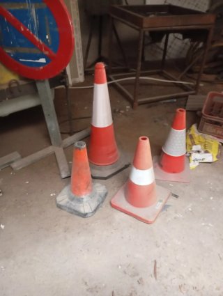 Señales de tráfico y conos de obra