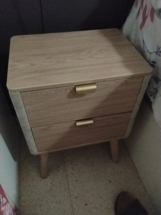 Mesita de noche beige y marrón