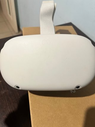 Meta Quest 2 VR visore e controller