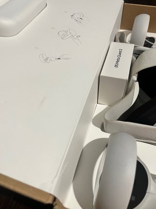Meta Quest 2 VR visore e controller