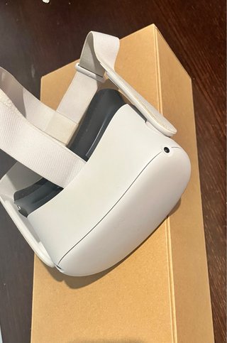 Meta Quest 2 VR visore e controller