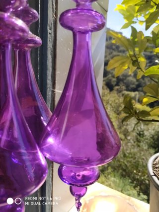 3 adornos de cristal morado