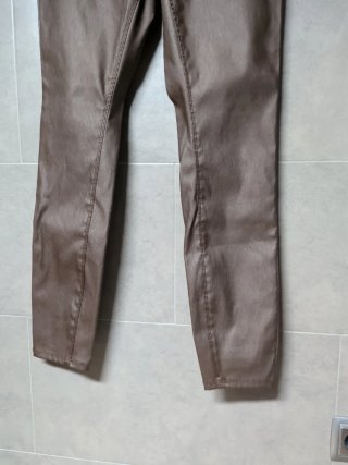Pantalones pitillo elásticos marrones