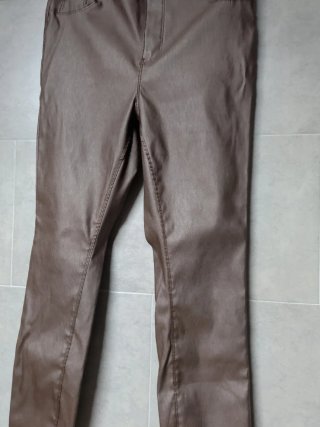 Pantalones pitillo elásticos marrones