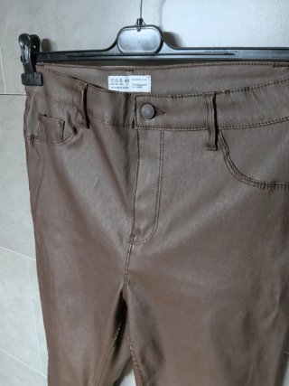 Pantalones pitillo elásticos marrones