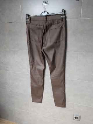 Pantalones pitillo elásticos marrones