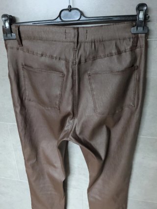 Pantalones pitillo elásticos marrones