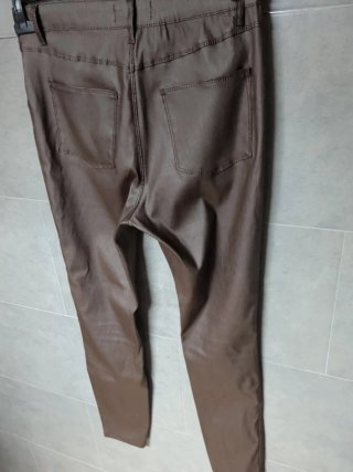 Pantalones pitillo elásticos marrones
