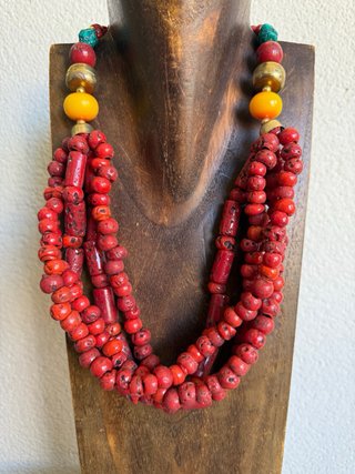 Collar de varias vueltas rojo y amarillo
