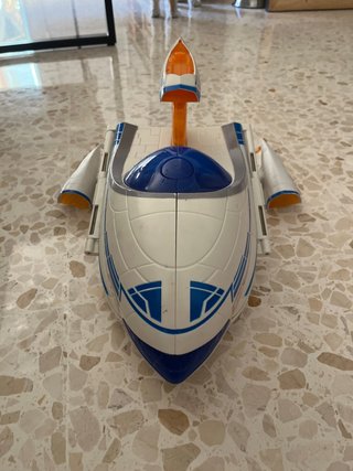 Avión de juguete blanco y azul