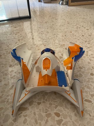 Avión de juguete blanco y azul
