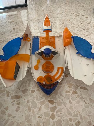 Avión de juguete blanco y azul
